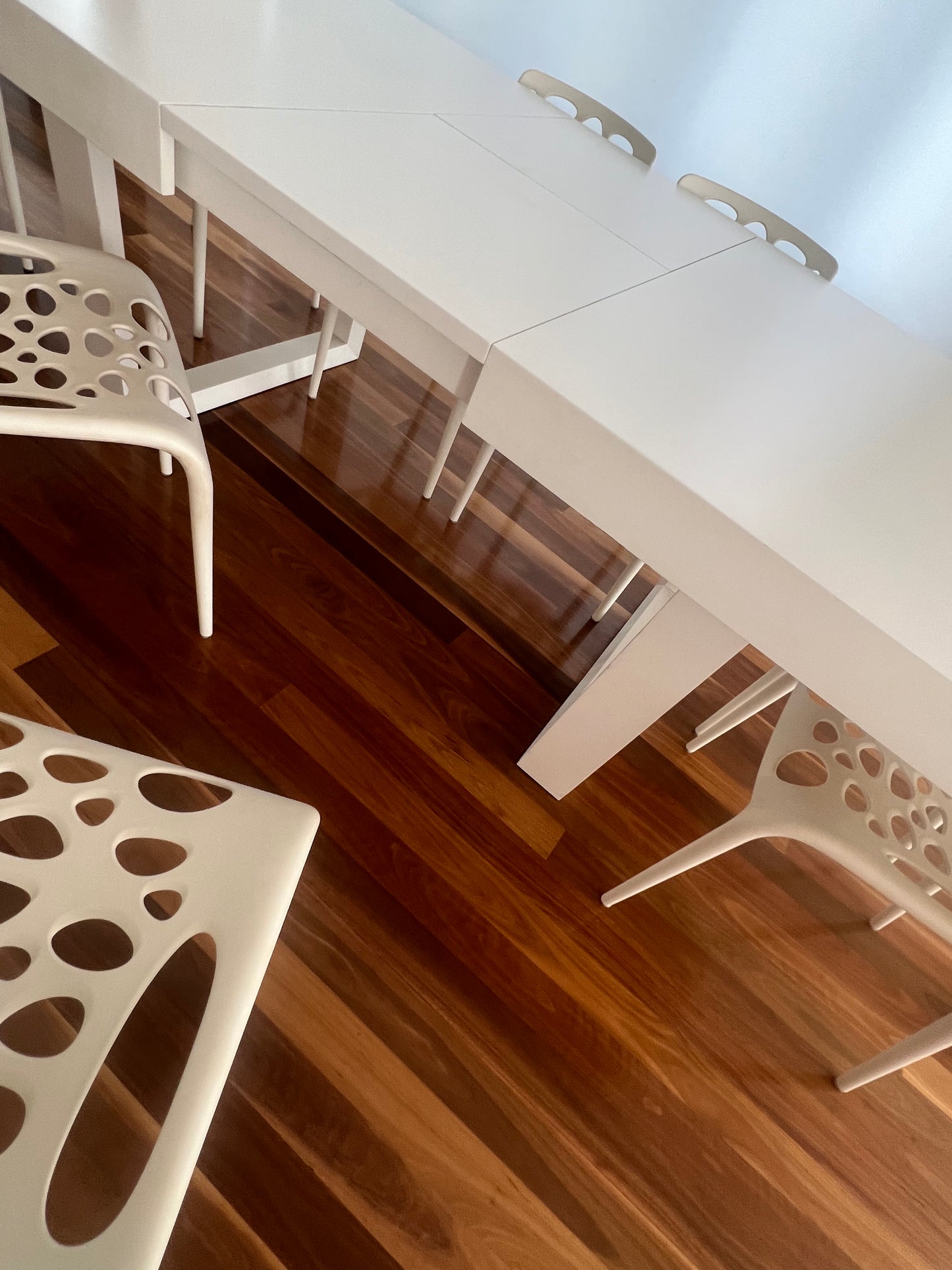 Extendable Dining Table w/ Calligaris Dining Chairs (8)