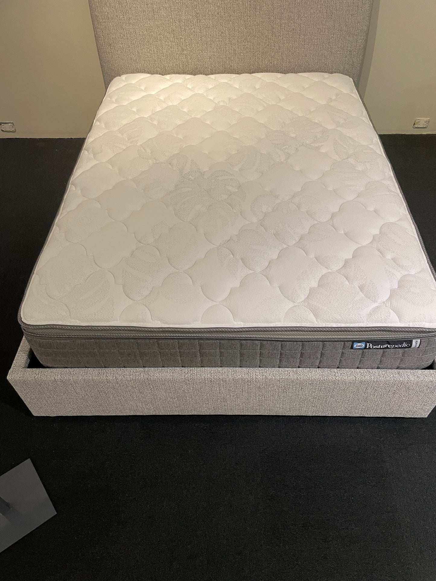 Sealy Ex-Display Halo Queen Plush Mattress