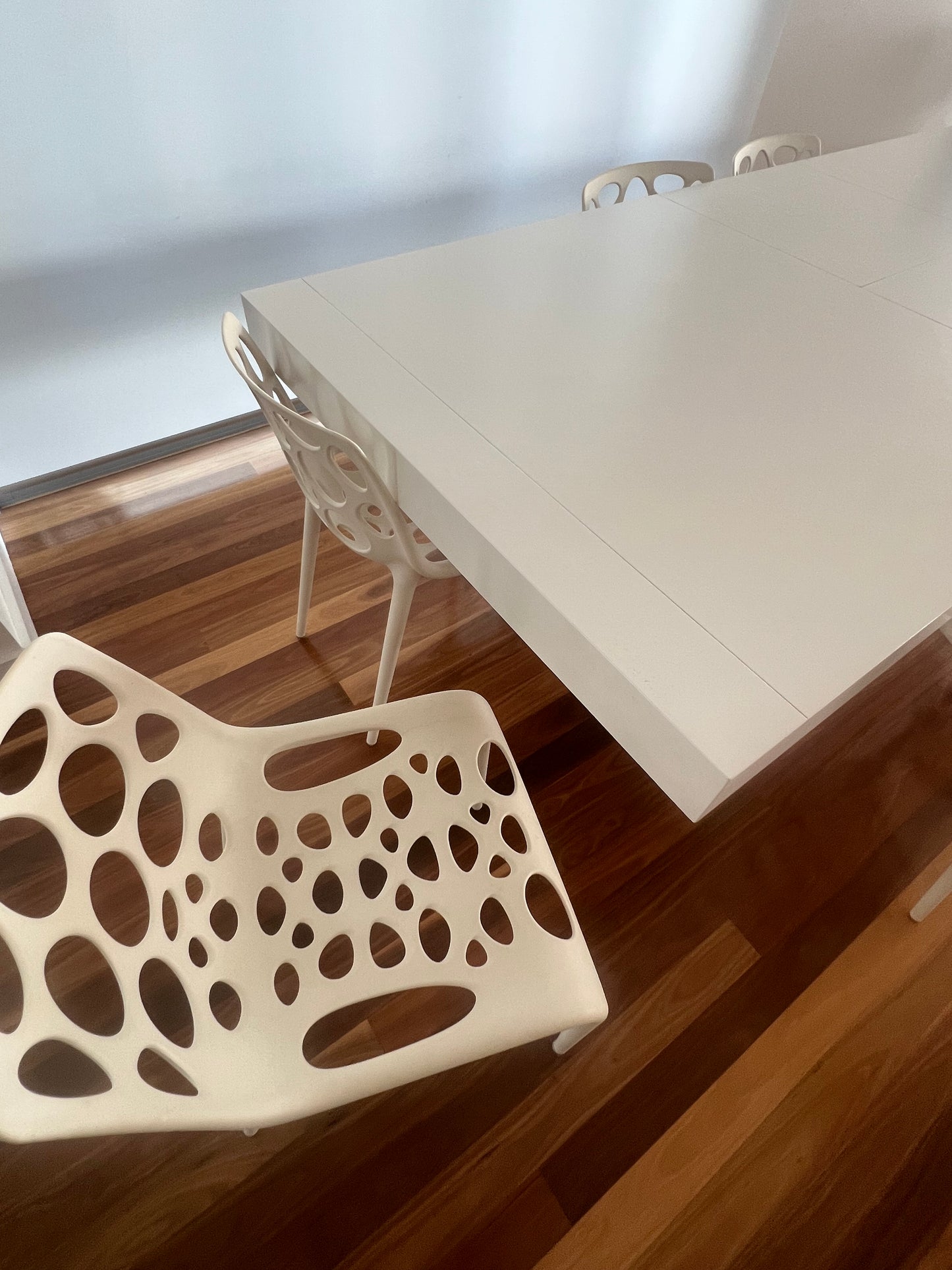 Extendable Dining Table w/ Calligaris Dining Chairs (8)